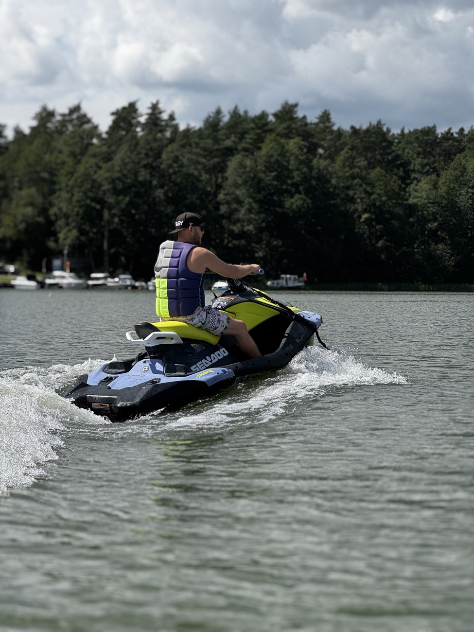 Skuter wodny Sea-Doo Spark SURFLAB na Zalewie Zegrzyńskim
